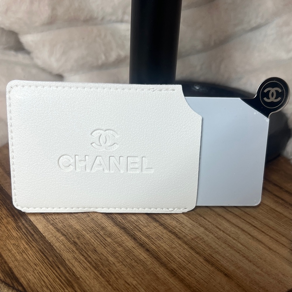 VIP/GWP-  White Leather Card Holder